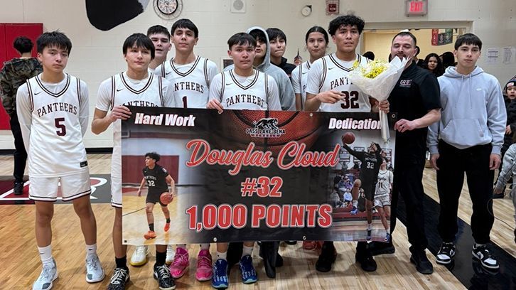 ndnsports's tweet image. Douglas Cloud (Ojibwe) scored his 1000th point for Cass Lake-Bena HS (MN)
#NativePreps #Ojibwe
Read at: buff.ly/ikyeZ8j