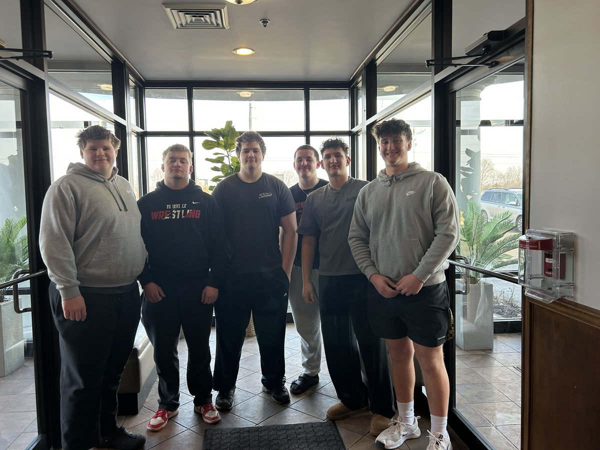 CoachGalloway44's tweet photo. Great weekend for some of our linemen to get together for some breakfast! I can’t wait to get to work with them this season! The family is being built NOW! GO FOXES🦊 https://t.co/AvE22H3vxG