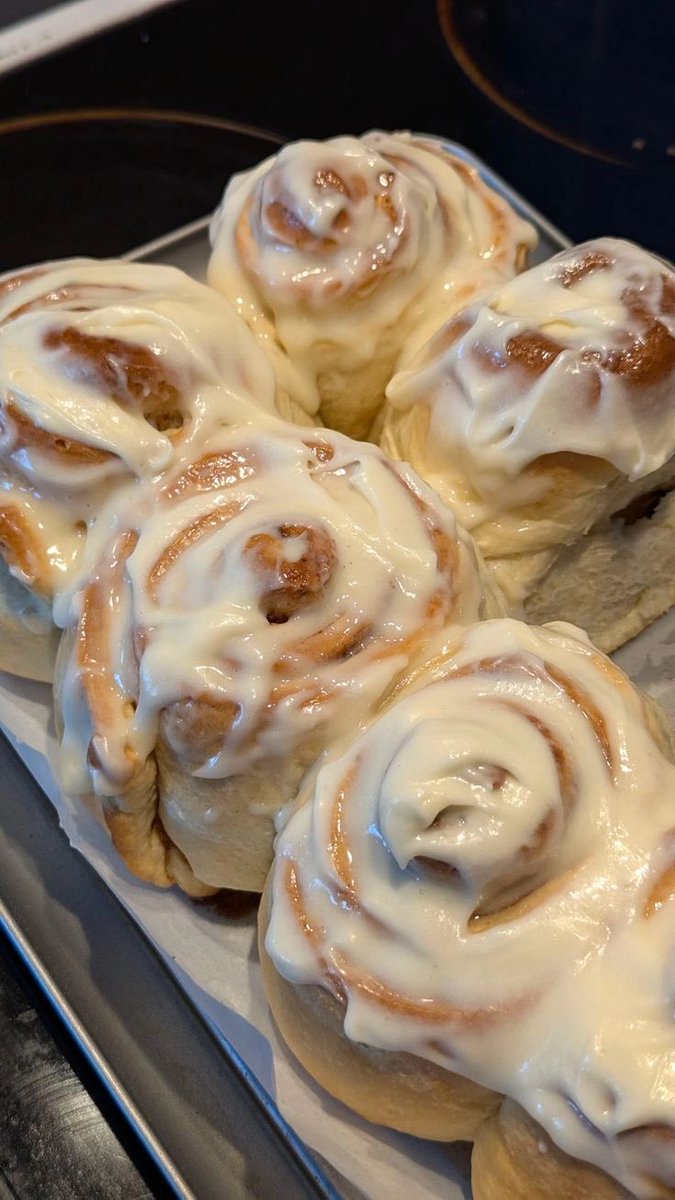 violettweets_'s tweet image. cinnamon roll or waffle?