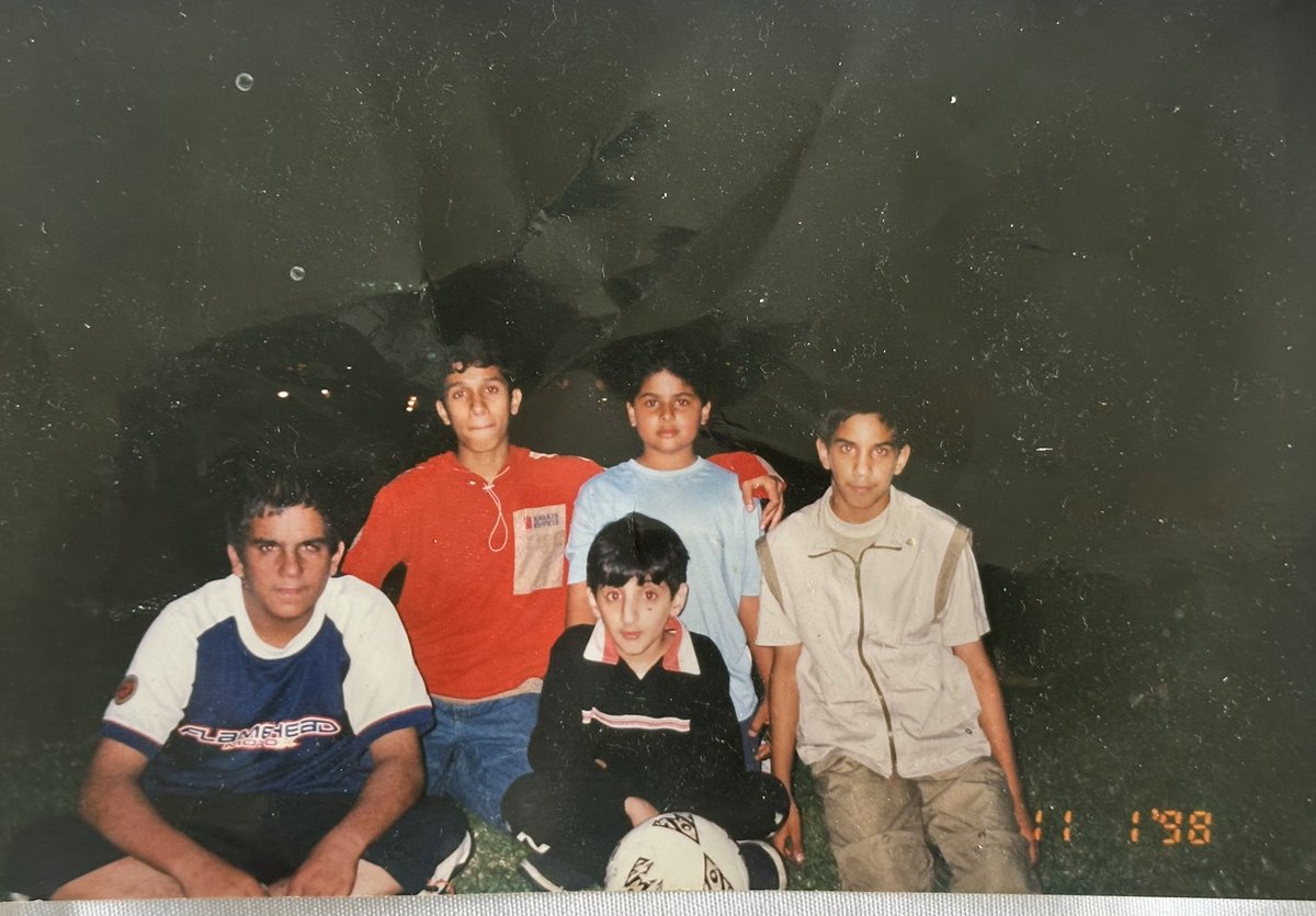 صورة للذكرى من  حوالي 25 سنة 
في الهايد بارك في لندن 

من اليمين:

خليفة خوري رحمه الله 
هزاع المزروعي
محمد اليافعي
راشد النعيمي 
منصور خوري

المصور
<a href="/Buzayed0/">منصور اليافعي</a>