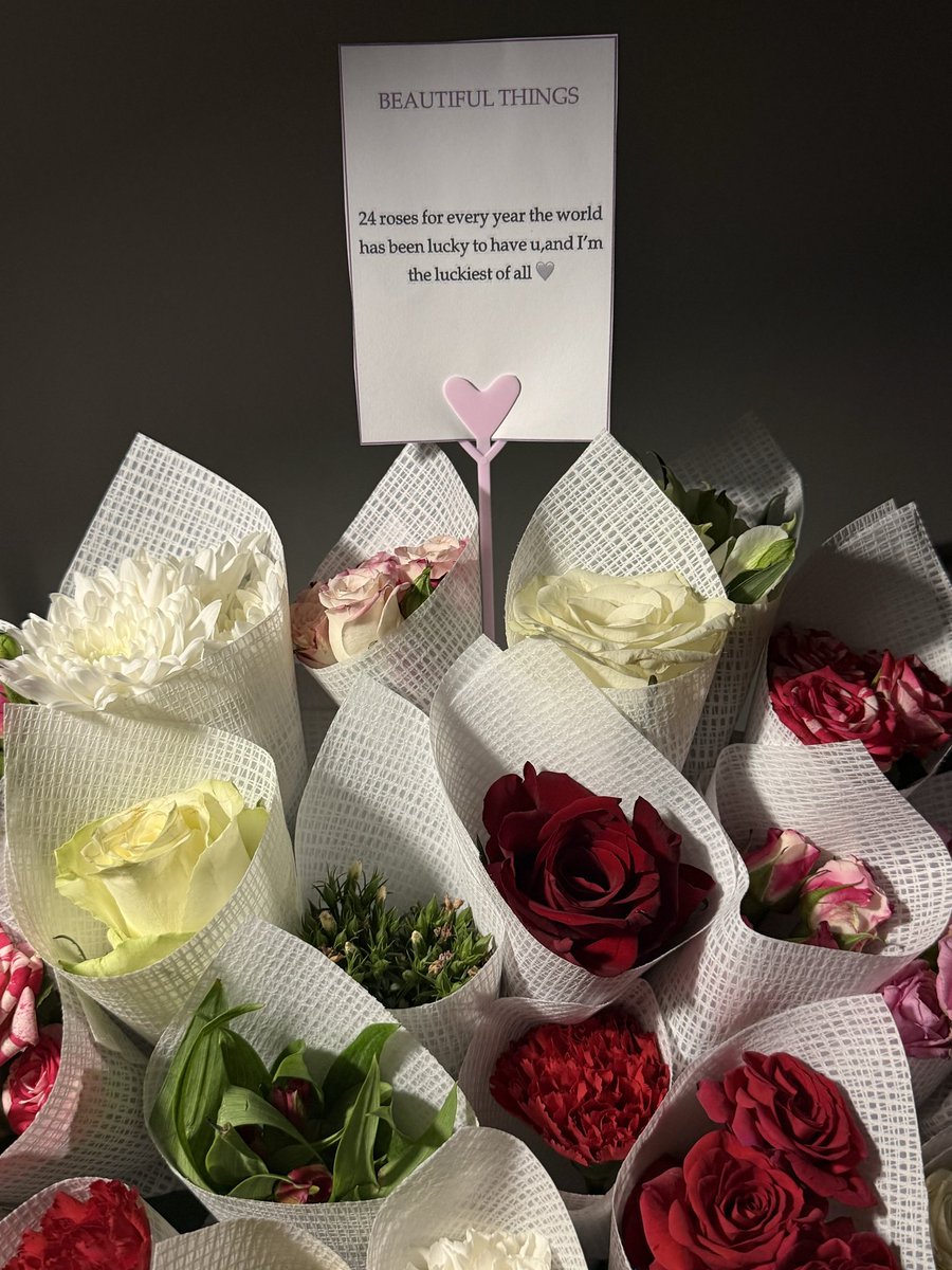 decfill's tweet photo. I got 24 roses for my 24th birthday
احبك يا عمر الـ24 https://t.co/O7yyFRvrIk