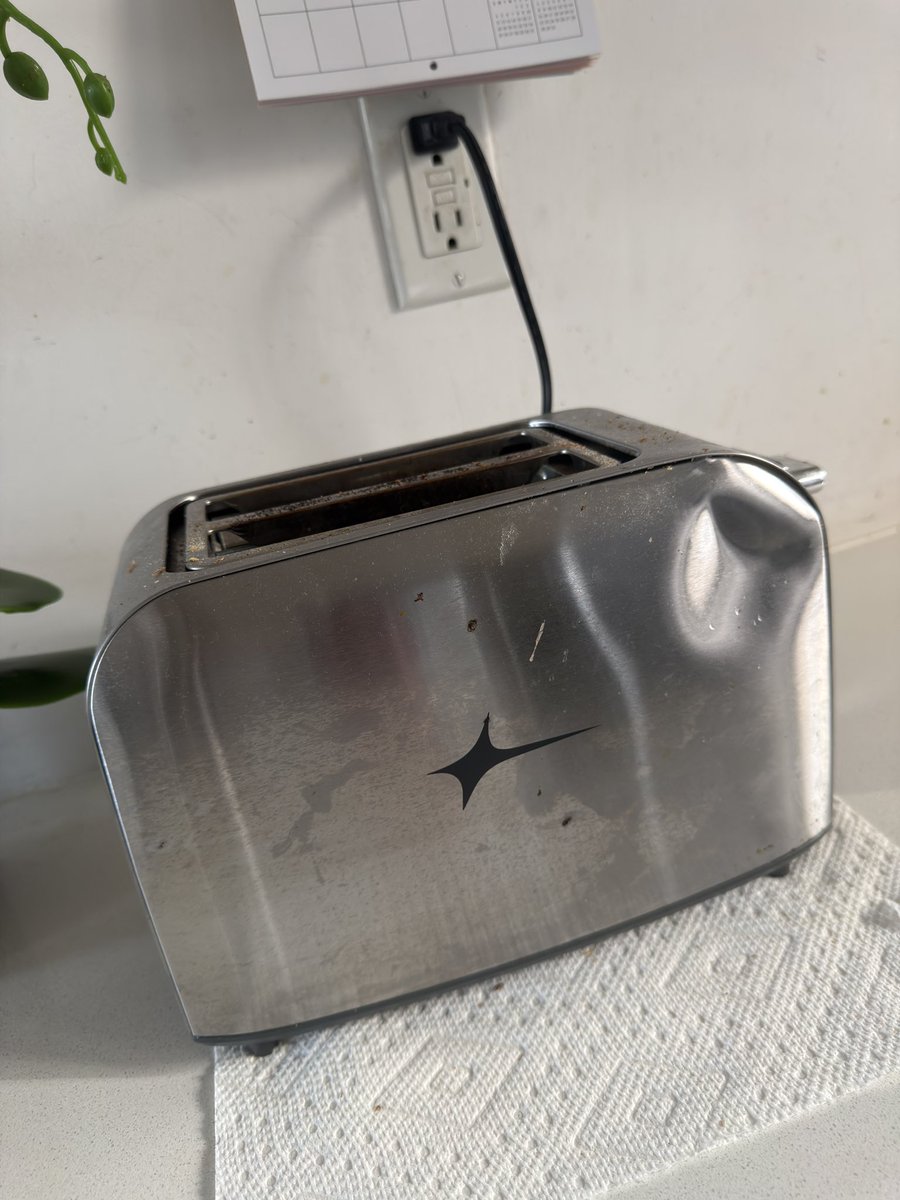grinchlover3000's tweet photo. Troy Sivan toaster https://t.co/e780oe3gaJ