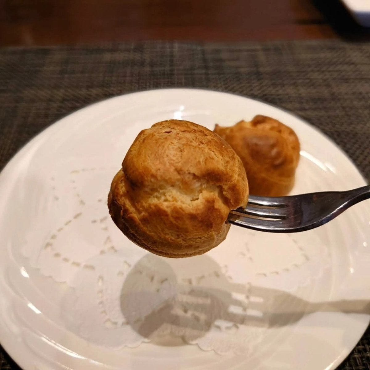 NoblePearl's tweet photo. 弊社社長と当店オーナーと私の休日ランチ #LaClef さん。
この日は #MenuA ��オーダー。
アミューズ·前菜·ミニスープ·メイン料理·デザート·食後のお飲み物
のコースです。
〈アミューズ〉
この日は「チーズのchou」でした。
チーズが練り込まれた焼き立ての「chou」は、ワインにピッタリです。 https://t.co/Oimw2zmNjK