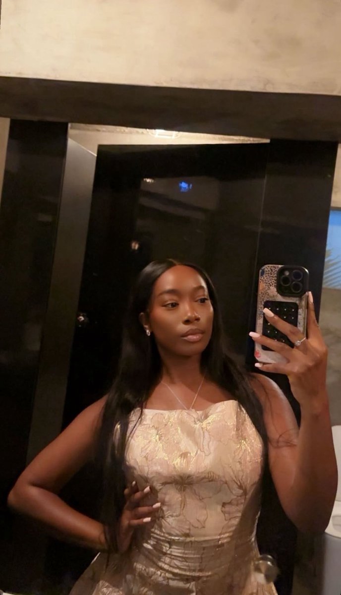 April nayomee tweet media