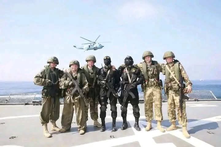 cecild84's tweet image. Warships from Iran, Russia and China have been deployed to the Strait of Hormuz for the military exercise "Maritime Safety Belt 2026", aimed at securing this strategic global oil route.

Soldiers from the three countries also posed together to symbolize their strengthened