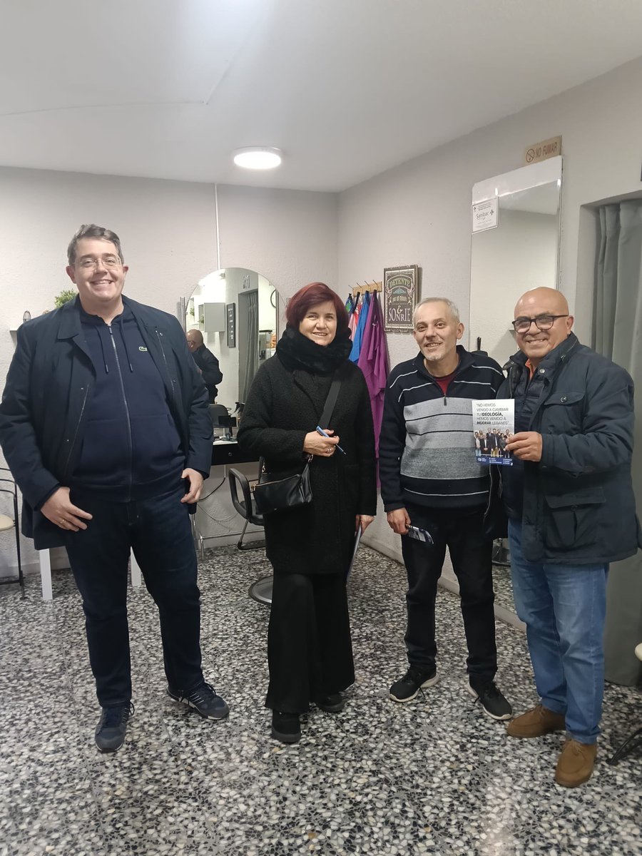 🚪#PPuertaAPPuertaLega en el barrio de Los Santos con nuestro concejal <a href="/J_E_Marin/">José E. Marín</a>

🗣️Acompañado de nuestros afiliados Darwin Rubio y <a href="/BegoGMR/">Begoña Garcia Martín</a> hemos hablado cara a cara con vecinos y comerciantes. 

🤝Gracias a nuestros convecinos de este barrio de #Leganés por su amabilidad