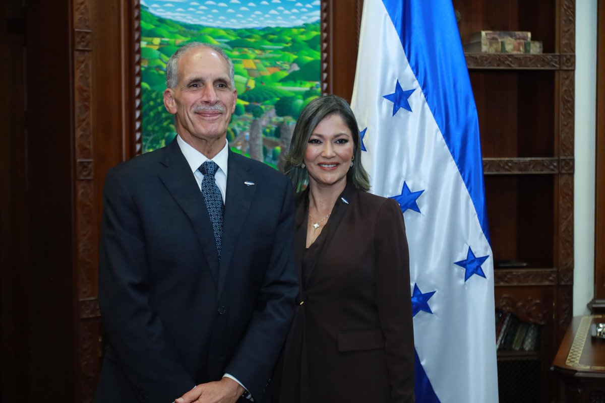 El presidente Nasry Asfura, juramentó a Leda Lizethe García Pagán como Secretaria de Estado en los Despachos de Derechos Humanos, reafirmando el compromiso con la defensa de los derechos fundamentales de todos los hondureños.