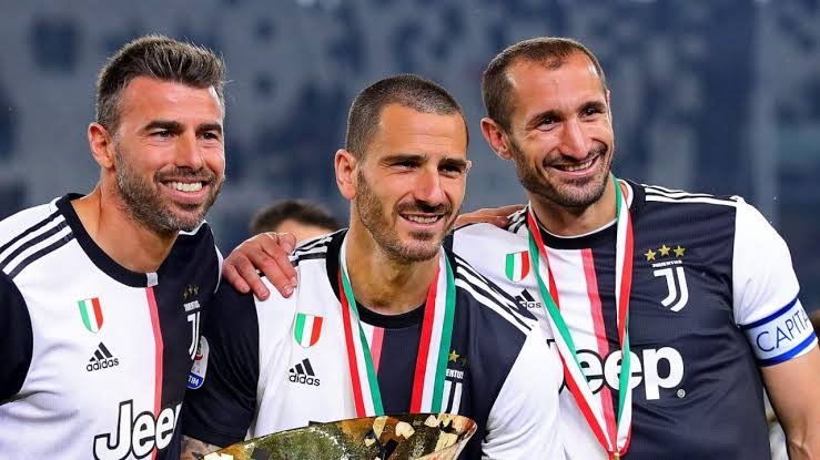 DoisC66403's tweet photo. För första gången någonsin har Juventus alltså släppt in mer än 4 mål i en enskild Champions League match. Ingen i hela backlinjen är värdig en tröja i Juventus. Saknar när det var lite stil på försvaret. https://t.co/RHIkPkdltY
