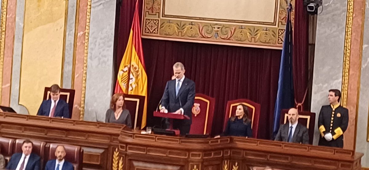 Ortega_Smith's tweet photo. Hoy, como diputado nacional, en el acto de la Constitución con la presencia de SS. MM. Los Reyes de España.

Es lamentable que la Presidenta del Congreso, en un discurso interminable, no tuviera ni una sola palabra para condenar el terrorismo ni para condenar el golpe separatista en Cataluña, las dos amenazas más fuertes que ha sufrido nuestra soberanía nacional.

Nuestra Nación, nuestro orden constitucional y nuestra convivencia merecen ser defendidos siempre ante nuestros enemigos, internos y externos.
