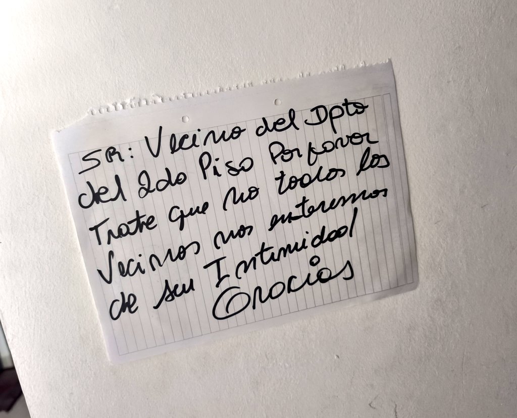 identidadusada's tweet photo. Parece que se picó en el edificio... 
@BAHIAENUNCUMPL3 https://t.co/7lUKHjUrsh