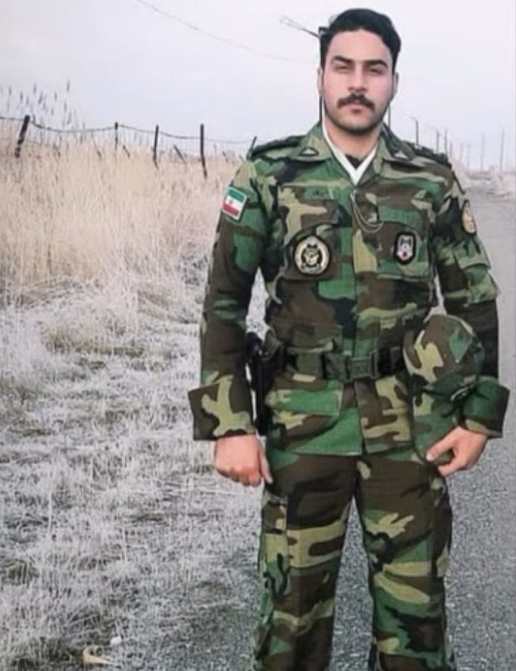 #میلاد_معظم_گودرزی جزو معدود ارتشی هایی که بر خلاف خانواده و پستش به مردم پیوست و در ۱۸ دی ماه در کرمان با ضرب گلوله جنگی جان فدای میهن گشت 
خانواده اش حتی نامش را عنوان نکردند چون مخالف بودند دوستان میلاد خواستند نامش گمنام نماند
#IranMassacre