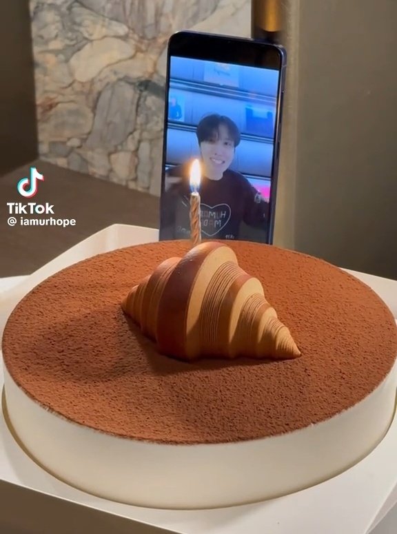 abrtmsy200930's tweet image. 호비 생일케익 정보

그랜드하얏트 서울 더 델리
크루아상 티라미수 케이크🎂