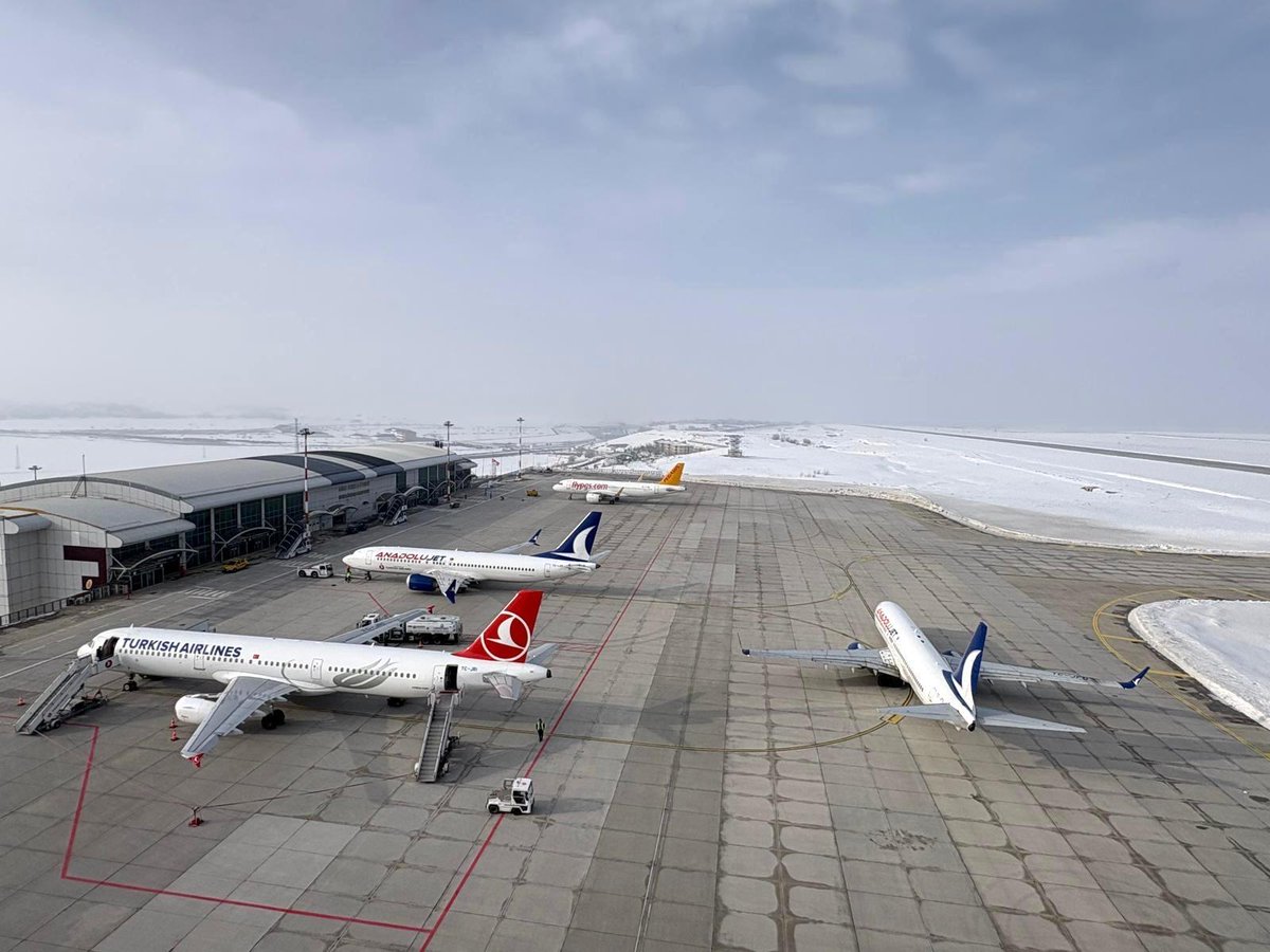 Dış Hatlar sistemlerinin İç Hatlar ile entegre edilmesiyle operasyonel kapasitesi artırılan Ağrı Ahmed-i Hani Havalimanı, önemli bir başarıya imza attı.

✈️ Yürütülen etkin planlama ve koordinasyon sayesinde dört uçağa eş zamanlı olarak hizmet verilmiş, operasyon sorunsuz şekilde