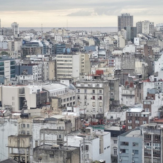 EL IMPACTO DE LA MOROSIDAD EN LAS EXPENSAS

Lectura rápida
La morosidad en el pago de expensas aumenta en la Ciudad y la Provincia de Buenos Aires. Algunos edificios registran hasta 31% de deudores. Aunque los aumentos fueron menores que en 2024, el margen de pago se achica.

Un