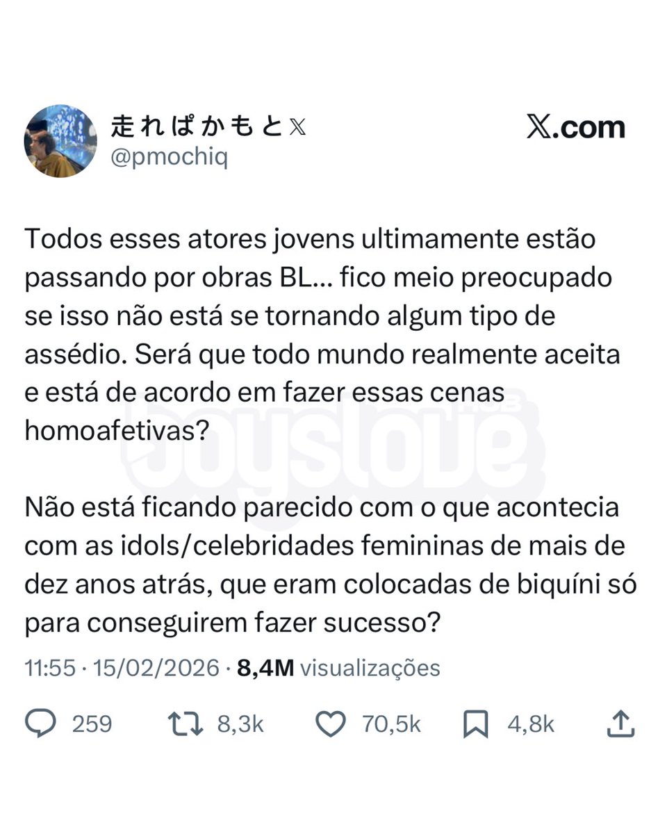 hubboyslove's tweet photo. Tweet de usuário japonês viraliza ao afirmar que o fato de jovens atores passarem por obras BL poderia configurar “assédio”.

No post, ele questiona se os atores realmente concordam em fazer cenas homoafetivas ou se são obrigados pelas agências a fazê-las para alcançar sucesso.

Partindo da premissa de que atuar em romances BL seria algo degradante e de que atores heterossexuais “estariam se sujeitando” a situações desconfortáveis, o autor ainda compara aceitar um papel no gênero à exploração sexual da imagem de idols femininas.

Nos comentários, diversos usuários reforçaram o teor homofóbico, com uma internauta afirmando que “espera que os jovens atores possam brilhar de outra forma que não em BLs, para que seus filhos possam assistir”.

Em suma, o usuário tenta passar a ideia de que devemos ter “pena” de atores heterossexuais que precisariam se “sacrificar” ao atuar em BLs para impulsionar a carreira, e não problematiza o ponto central: o fato de alguns utilizarem narrativas queer apenas como trampolim para o sucesso.