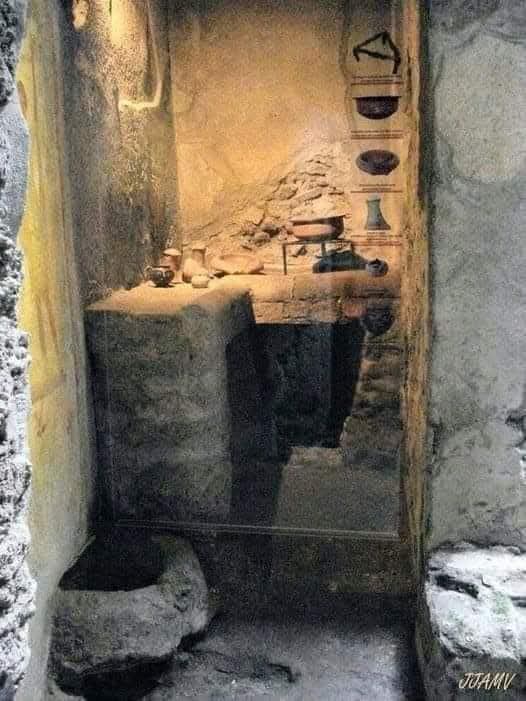 AlmanacAntiques's tweet image. The #kitchens in #ancient #Pompeii were as functional as possible to make it easy to prepare #food for #families. Learn more at
facebook.com/antiquesandmor…