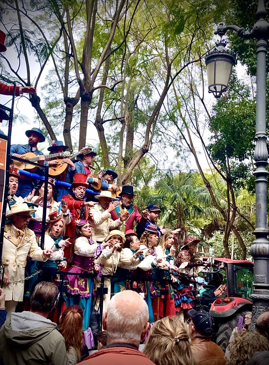 TT__Alvarez's tweet photo. En Cádi no se cumplen años, se cumplen carnavales. Y esta vez por fin tocaba celebrar un lunes de coros como el dios Momo manda, en casa, pisando papelillos.  #COAC2026CALLE https://t.co/P857cgAbu5