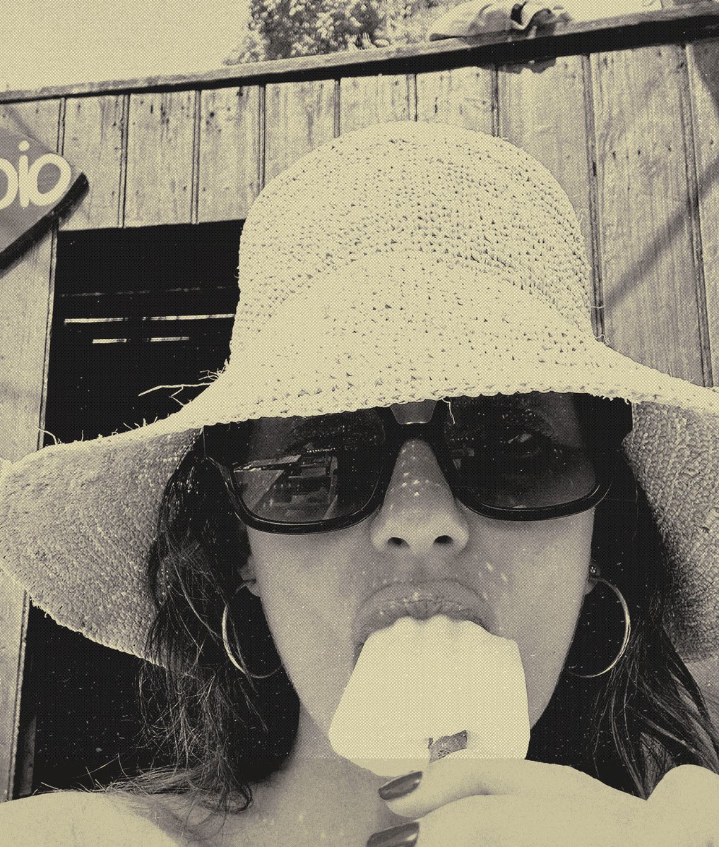 Margot’s photobook. tweet media