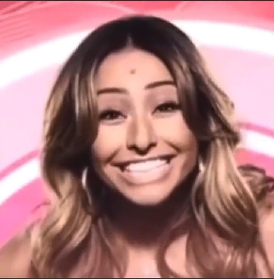 wmcnas's tweet image. ontem a polícia parou o carro q a gente tava, mandando sair com as mãos pra cima e etc. só foi sair um viado com asas, outro sem camisa com sainha e outro de cropped q eles riram e liberaram