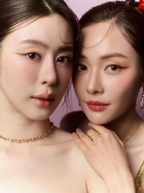 진짜 중국어쩌구는 모르겠고
이런 이쁜 투샷을 볼 수 있어 좋은거 같아
자. 이제 다음은 한복 투샷 찍어주시죠.