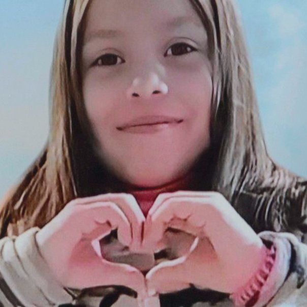 COMIENZA EL JUICIO POR EL BRUTAL CRIMEN DE KIM GÓMEZ

Este miércoles comienza en La Plata el juicio por el crimen de Kim Gómez, la nena de 7 años asesinada en febrero de 2025 tras ser arrastrada más de mil metros por un auto robado. Uno de los acusados, que tenía 17 años al