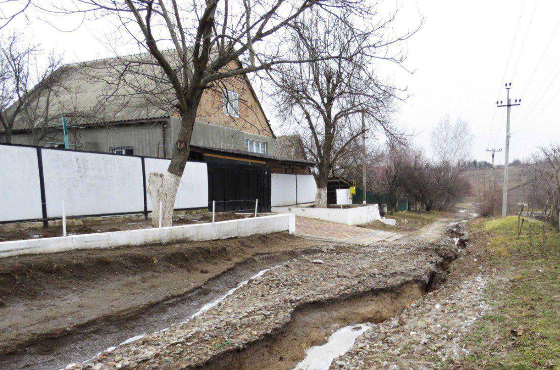 У селищі Нове (під Кіровоградом) через відлигу та дощі розмило дорогу і підтопило городи.
 
А потім скажуть, що це Путін асфальт вкрав! 😌