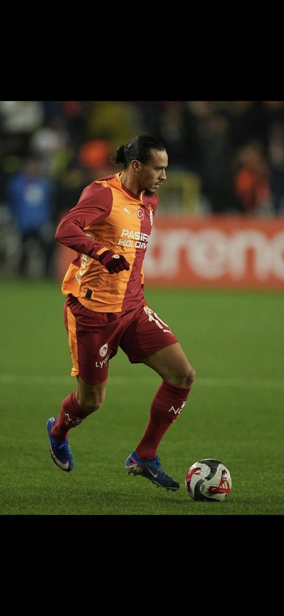 Şu adamım ayağına top gelince heycanlanan bir tek ben miyim? Oynadığı her maçta, maçın kaderini değiştiriyor resmen. Ayağından top almak neredeyse imkansız. Sen Allah'ın lütfu gibi bir şeysin <a href="/leroy_sane/">Leroy Sané</a>  💛 ❤️