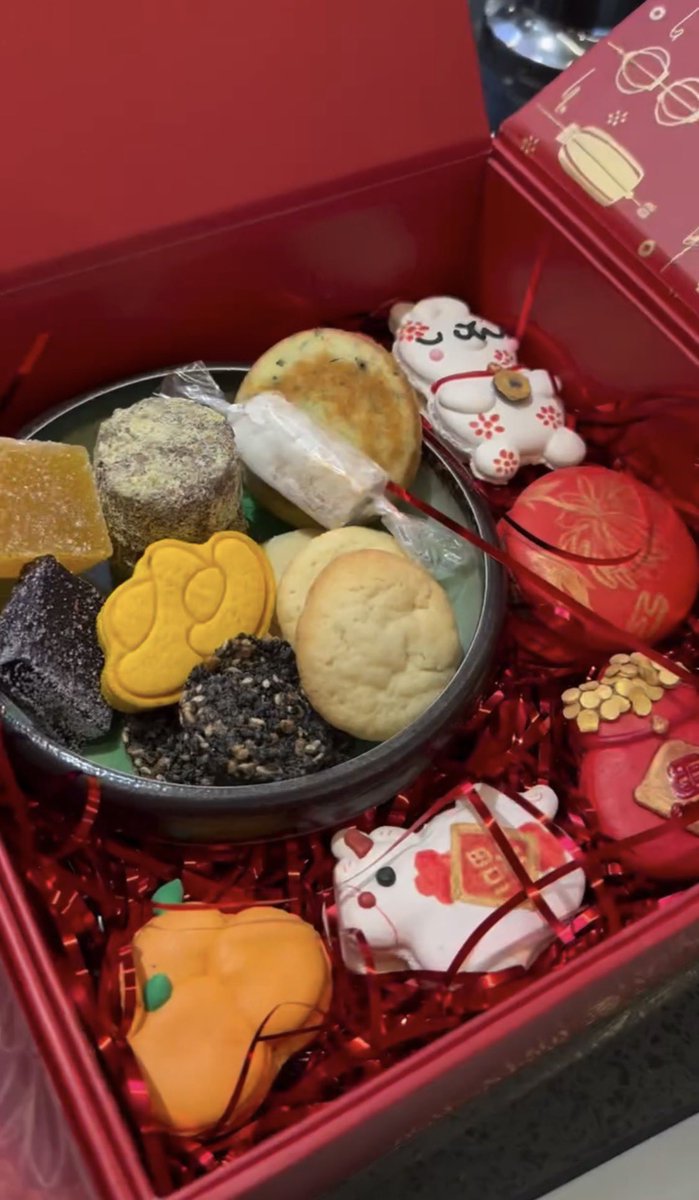 TimesSquareNYC's tweet image. Giddy up! 🐎🎉 This #LunarNewYear, check out special events, giveaways, and treats from local #TimesSquare establishments! 

🧧 @bibbleandsip 
🧧 @GongChaTea 
🧧 @MIXUEGlobal 
🧧 Mountain House USA