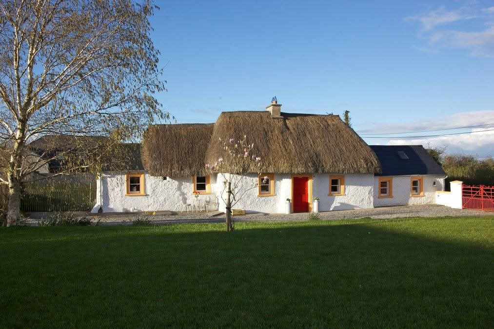 ThisIsIreland3's tweet image. 🍃“A windy day is not the time to fix your roof”. - Irish Proverb ☘️

There is plain wisdom in this old line. Some things are best done before the storm arrives. Preparation rarely feels urgent - until it is too late 🇮🇪

📸 Irish Roots

#Irishproverbs #Ireland #Cottage #Irish