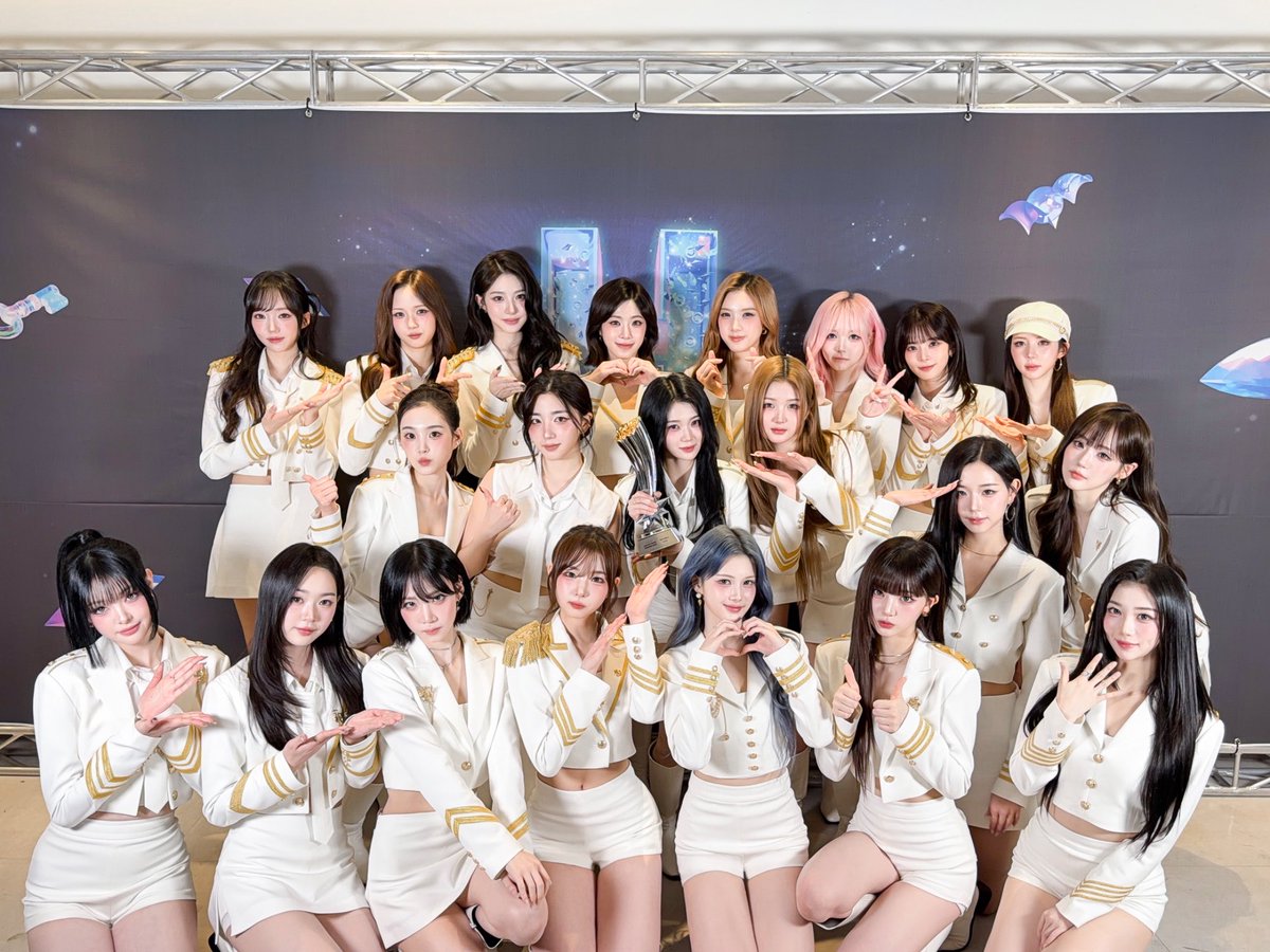 mizitasf's tweet photo. voltei pro mundinho kpop, perdi tudo que rolou nos últimos tempos, pelo menos vi que as mais divas da 5 geração vulgo tripleS, ganharam um prêmio essa semana https://t.co/p69cPm5rIC