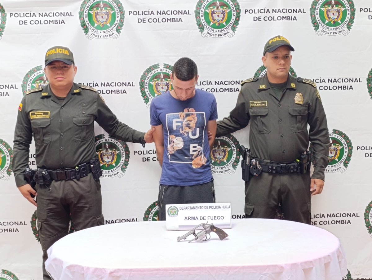 ¡Medida de aseguramiento! Alias ‘Antonio’ atentó contra un policía en La Plata, lo capturamos y lo enviamos a la cárcel por homicidio en grado de tentativa y porte ilegal de armas de fuego. Nuestro policía lesionado el pasado 14 de feb es atendido en centro hospitalario de Neiva.