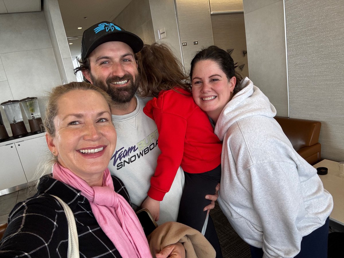 What an absolute gem of a human being, <a href="/AngelaKinsey/">Angela Kinsey🍩</a> thank you so much for being so sweet and kind with my family!! It was a pleasure meeting you, you made our day❤️❤️