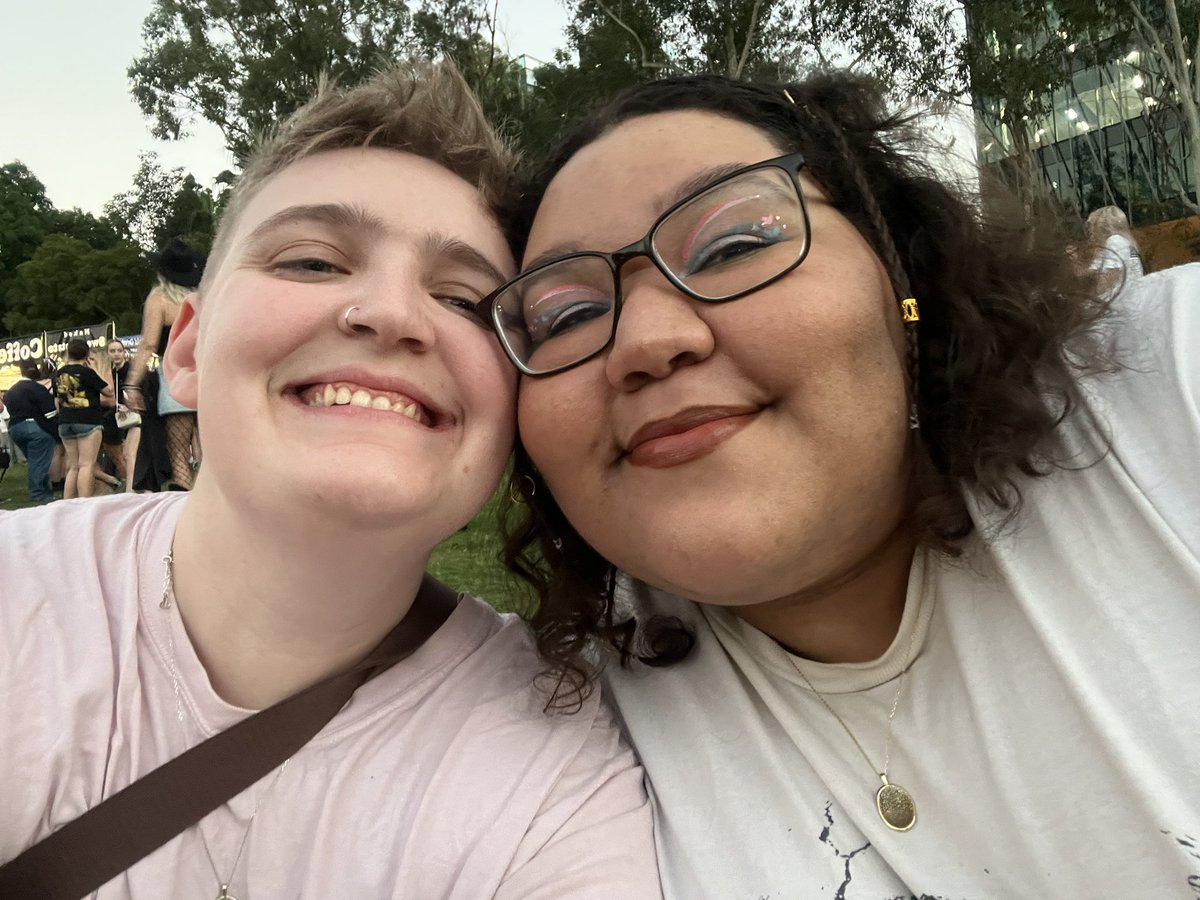 burymelilith's tweet photo. 7 years together and finally got to see our absolute favorite artist together🫶🏽 @halsey 

also first halsey concert outside america was absolutely insane 🤭 https://t.co/fiEQ1z9YYC