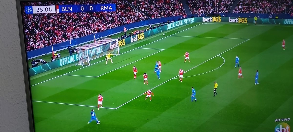 OPaidaClarice's tweet photo. @ChampionsLeague #UCL #uclnosbt . Assistindo Champions narrada por Tiago Leifert é como assistir um podcast. Muito papo e pouca narração. Parabéns #SBT https://t.co/pA2QpjMYR9