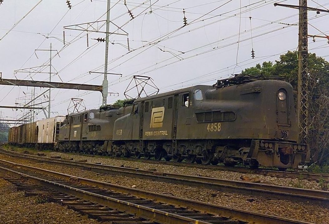 Penn Central GG1s at Zoo Junction in Philadelphia on August 7, 1974. Doug Kroll photo.

american-rails.com/pc.html