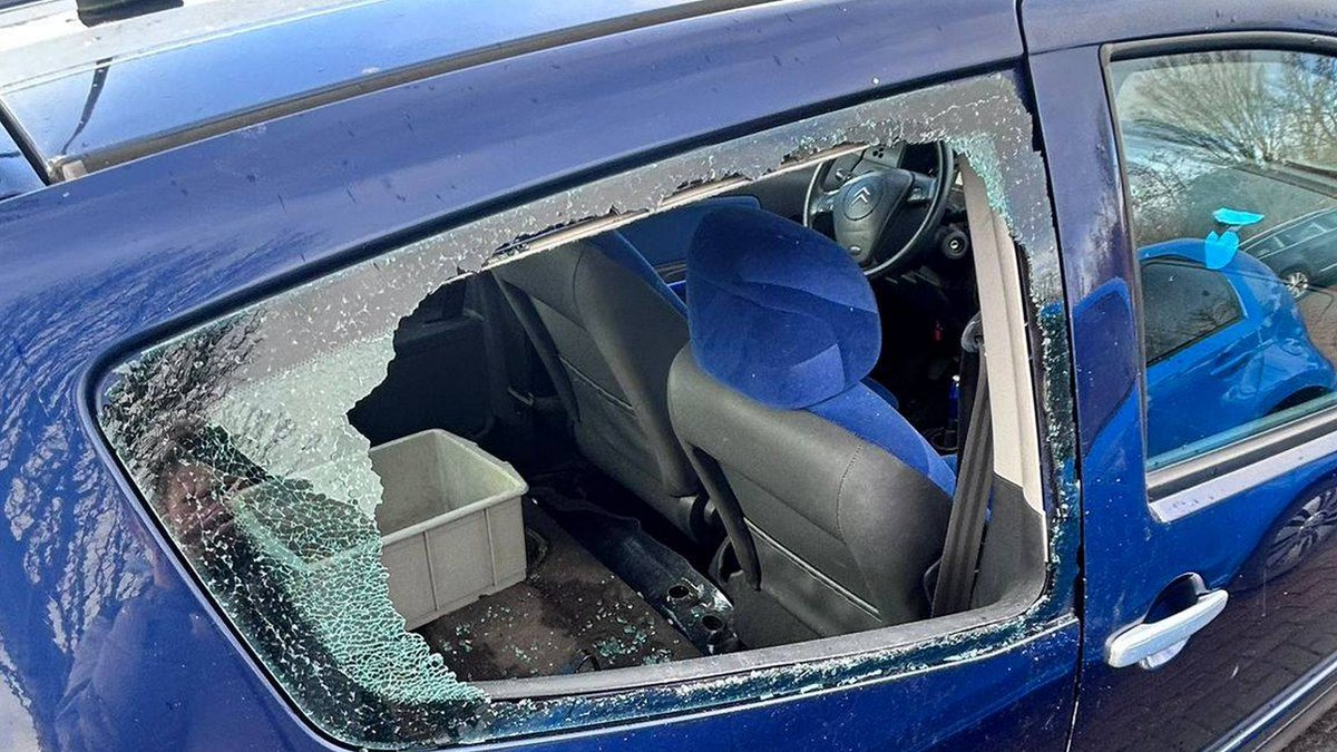 Auto zwaar beschadigd bij station in Buitenpost