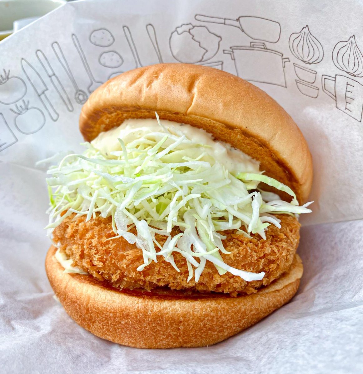 シャキシャキのキャベツと海老カツの相性が抜群🦐✨今日のランチにしませんか？🫶