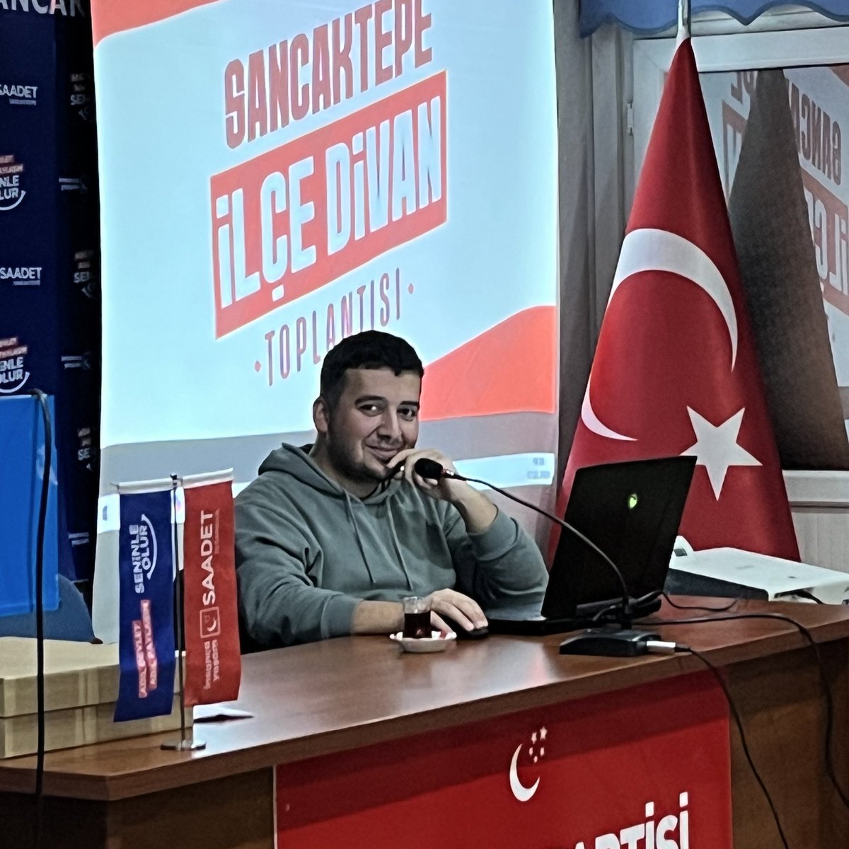 Yürüdüm sel oldum, duruldum göl oldum,
Mazluma, mağdura kıvrak dil oldum,
Zulüm sıcağında serin yel oldum,
Yürekten yüreğe estim gel de gör.