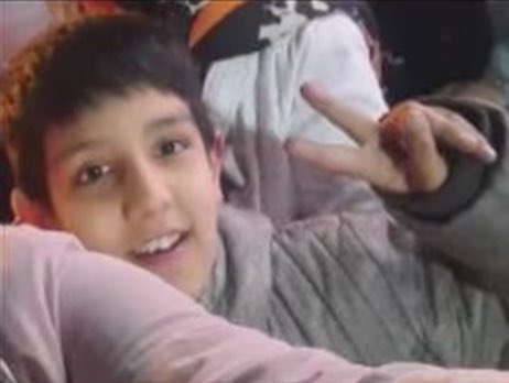 pardis__rabiee's tweet image. اگر گلوی تو رو نشکافته بودن، امشب شمع روی کیکت رو فوت کرده بودی.
یحتمل تا الان هم همه مهمون‌هایی که خواهرت برای تولدت دعوت کرده بود رفته بودن و تو بودی و شوق هدیه‌های تولدت.
عزیزکم، تا ابد در خاطر من می‌مونی…
#ابوالفضل_وحیدی