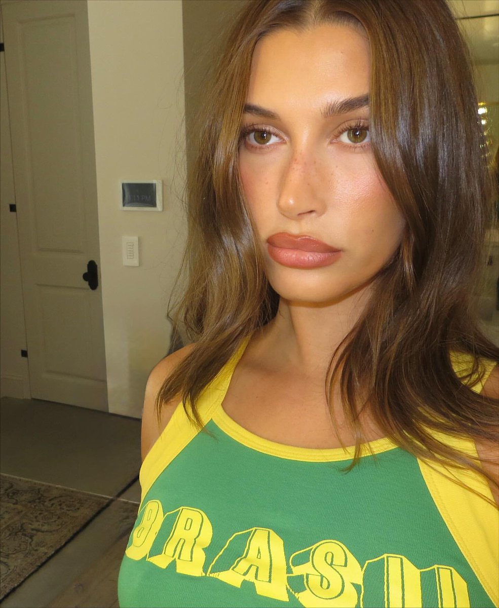 portalhaileybr's tweet photo. MAIS PRÓXIMO DO QUE NUNCA! 🇧🇷

Em entrevista à Vogue Magazine, Hailey Bieber revelou que a América do Sul é o próximo continente na sua lista de desejos para a expansão da marca, e que lançar no Brasil é um sonho desde o início, como homenagem às raízes da sua mãe.

“Eu gostaria de estar em todos os lugares eventualmente, e o Brasil é algo que vamos fazer em algum momento, mas eu ainda não posso falar sobre prazos. A América do Sul é um mercado que me anima”, disse ela.