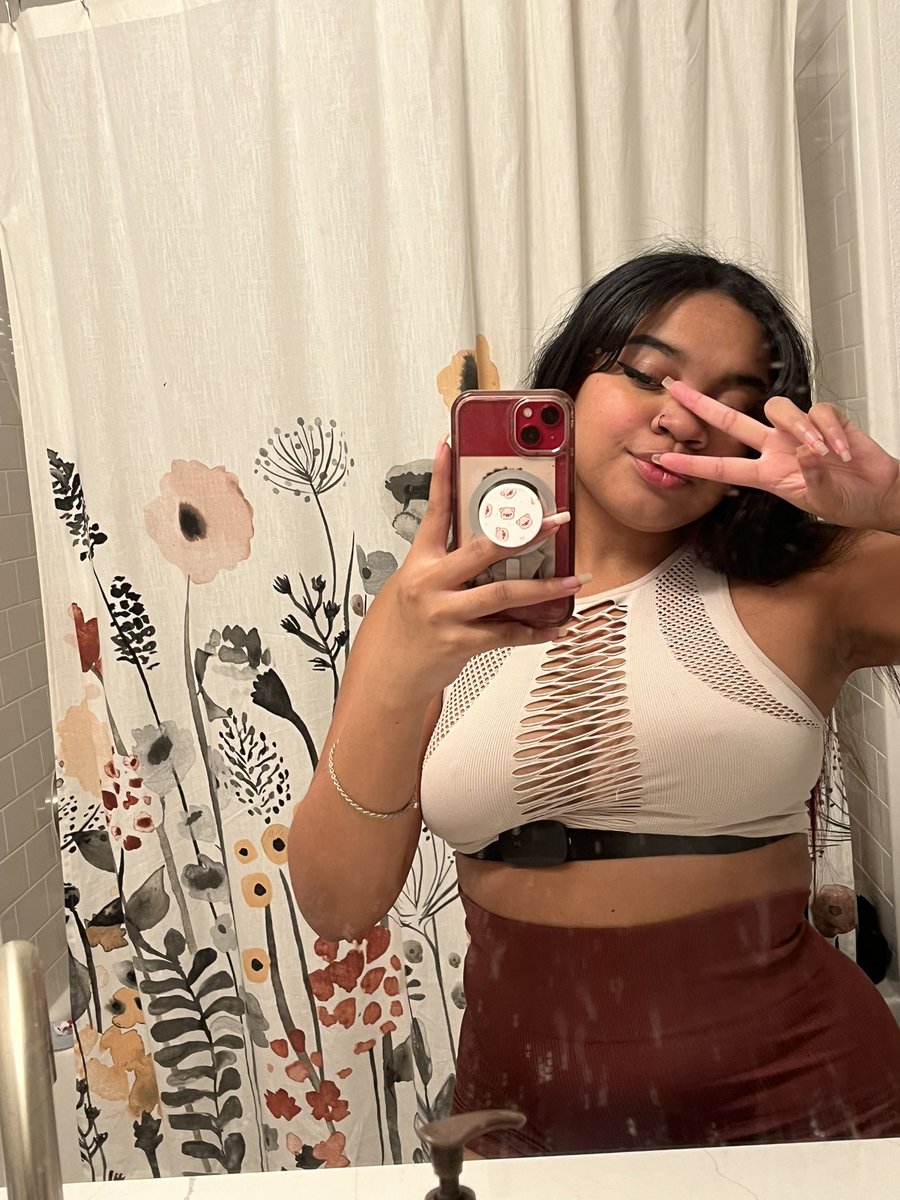 Did my first spooky stream with a heart rate monitor, who else tryna get my heart rate up? 🤭