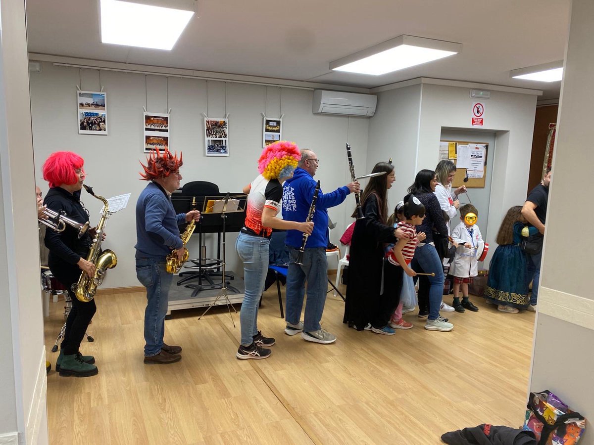 Y para rematar el Carnaval… tarde de charanga en la escuela! Después de merendar, estuvimos jugando, pintando y tocando un montón de instrumentos! 🎷 🥁🪇🪈🎺