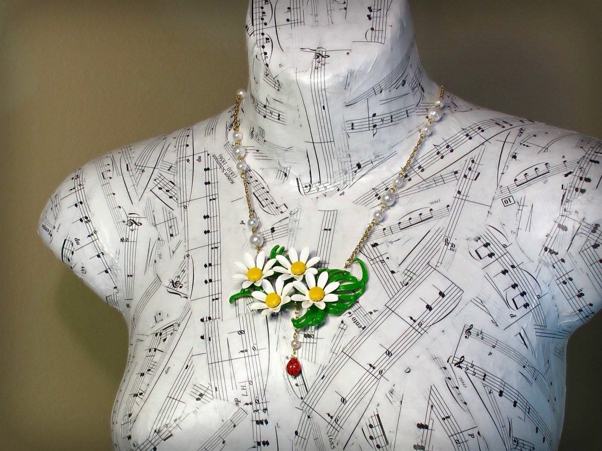 BluKatDesign's tweet image. For spring! Daisy Ladybug Jewelry Set: Upcycled Vintage Pearl Necklace and Earrings - Etsy buff.ly/W1YuCVZ  🌼🐞 #floraljewelry #flowerpower #springstyle