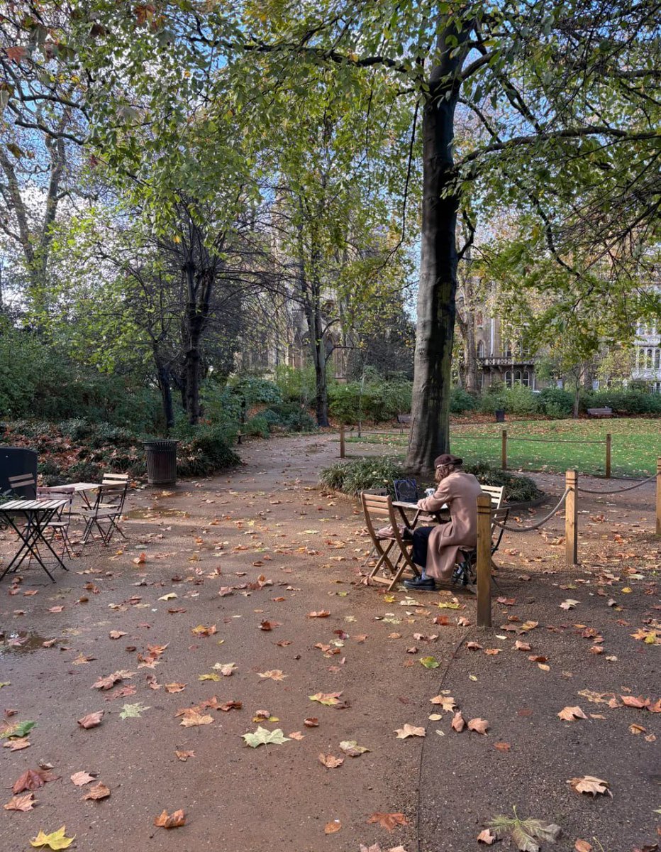 Ella999700's tweet photo. Photographed at St John's Church Gardens in London, located in the Waterloo area. https://t.co/DXb28KrIcL