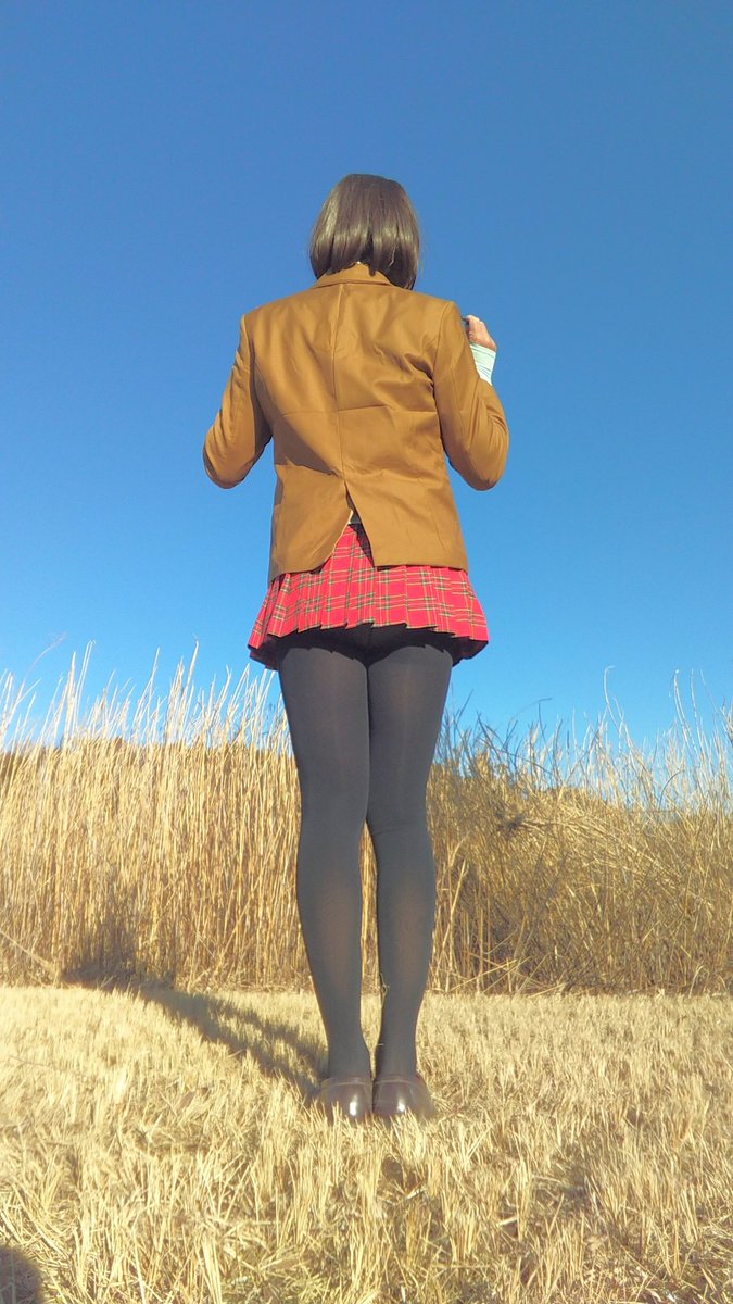 おはようございます🌅昨日は寒い一日でした🍃でも今日から少しずつ暖かくなるみたい☀️季節は春に向かっているのですね🌸冬晴れシリーズです☀️ブレザー制服にミニスカート(///∇///)黒いタイツ履いてご挨拶よ🍀水曜日です🍀今日も皆さんにとって良い日になあれ❤️
