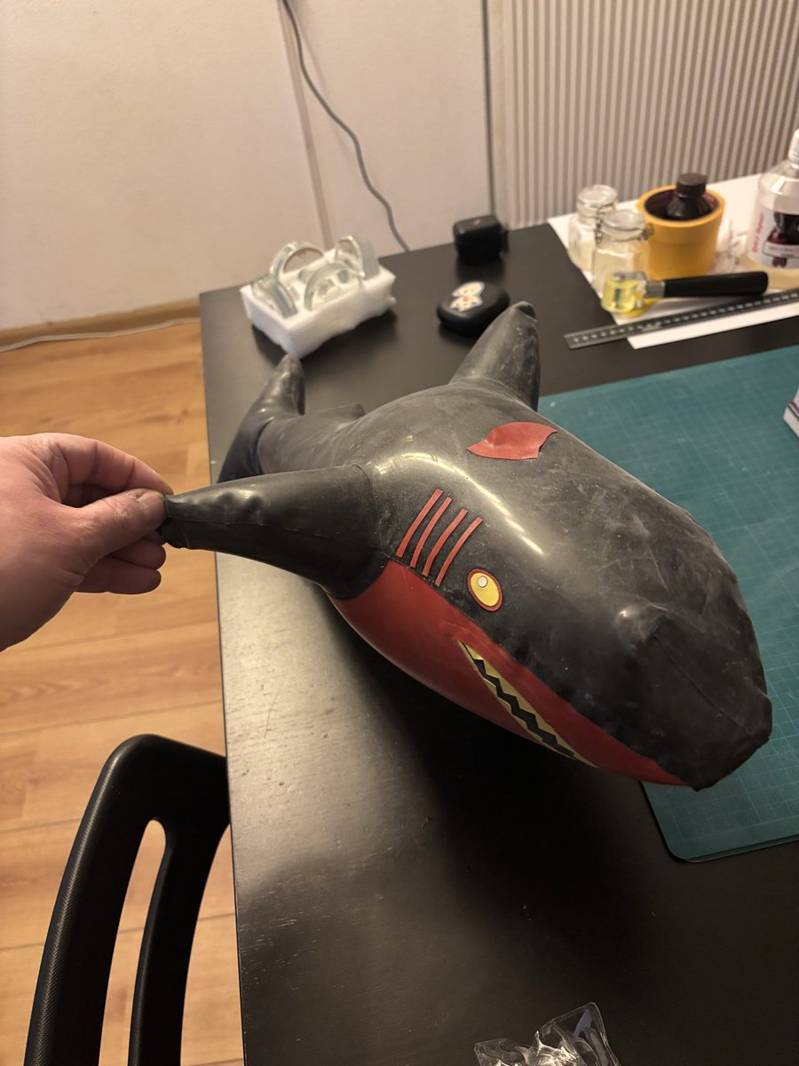 I had a crafting day at my place last sunday. My social battery is still recovering. I am potato battery.... 🥔🪫 
A lot of shorks were crafted tho