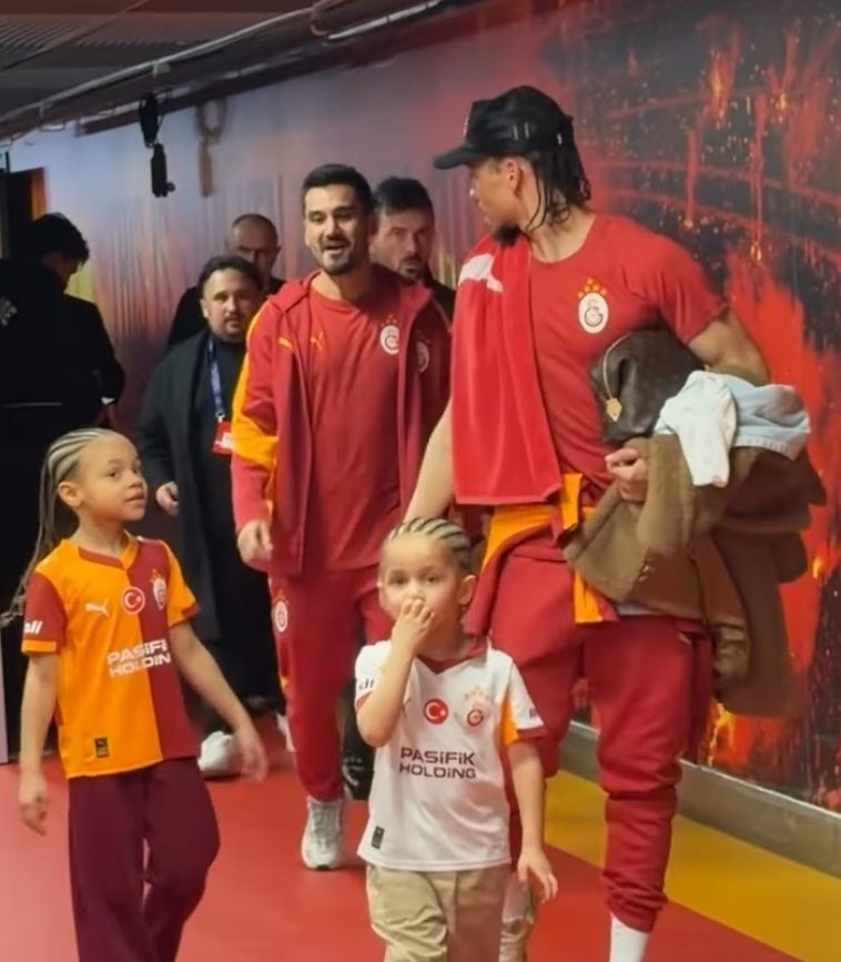 sane çocuklarıyla saclarını aynı ördürmüş tatlılıklarından öldümmmm