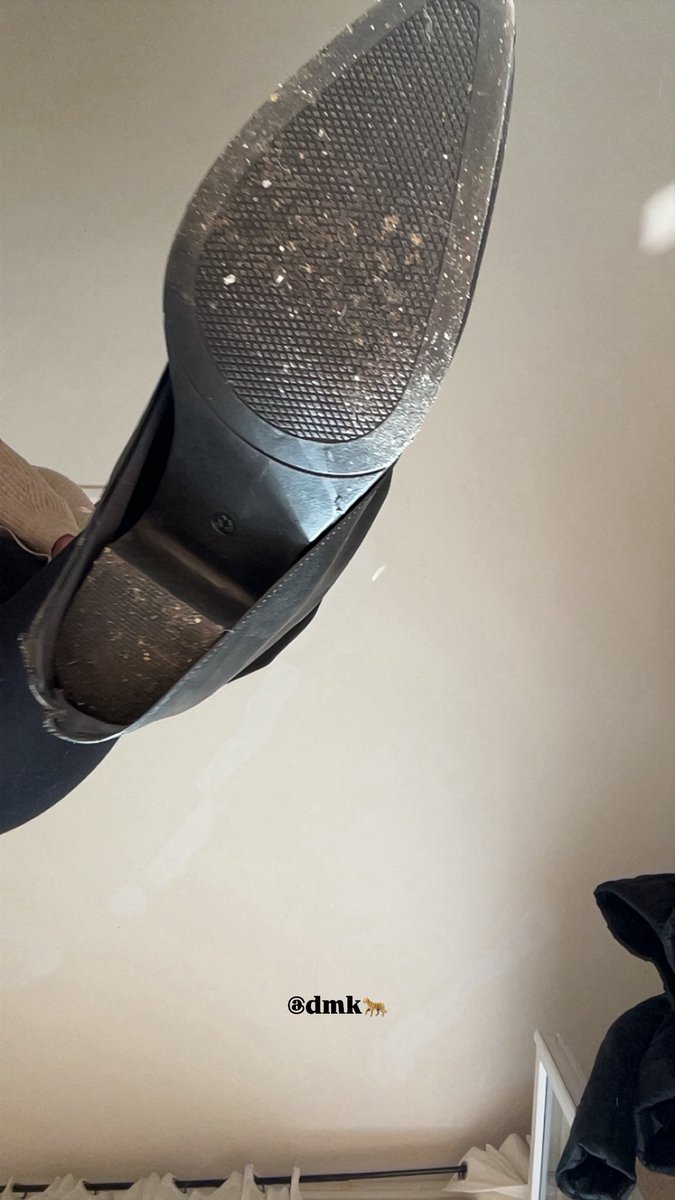 ta place est sous mes semelles cordialement✍🏼

#soumis #paypig #feetfetish #fetichisme #domina #cuck #atm