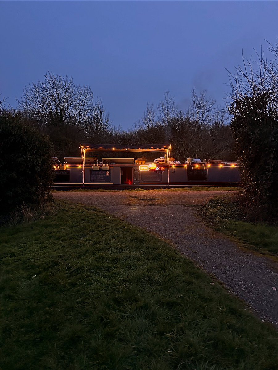 WobblyBoater's tweet image. The day comes to an end. Luckily we’re open tomorrow and the rest of the week. Wed, 11:00 - 17:00. 11:00 - 20:00 Thurs - Sun as they are pizza nights.
Location :- tinyurl.com/narrowboatwobb…
Pizza Menu tinyurl.com/wobblymenu
#takeaway #coffee #tea #pizza #miltonkeynes