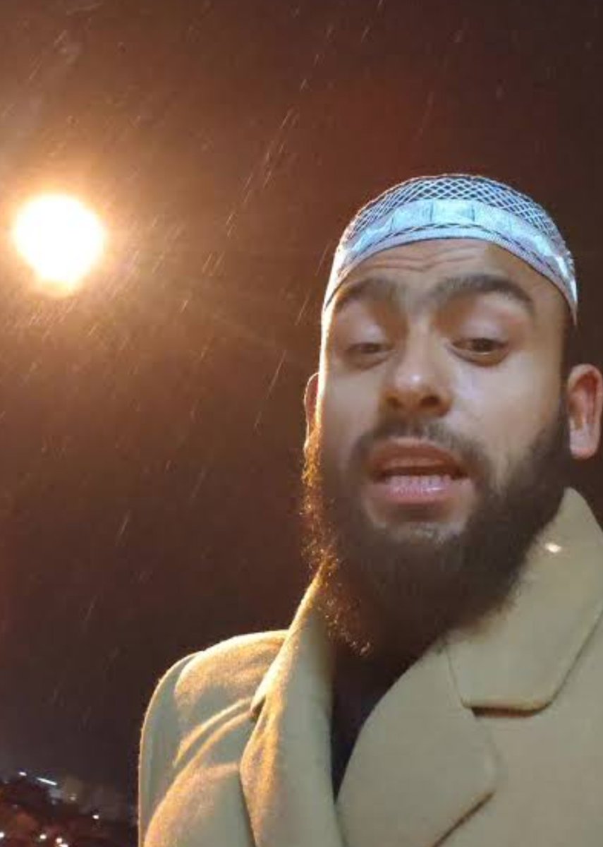 Sakız orucu bozar mı dan gelinen nokta
 biri çıkar laik ülke diyenetine uyulmaz ama fitne olmasın diye uymak lazım diye kafa karistirir
Diğeri çıkar hayır efendim yarın Ramazan der
Bize ne olduysa azar azar oldu
sizden oldu
Okadar prodüksiyonla şu çocuğa nasip olan size olmuyor:)